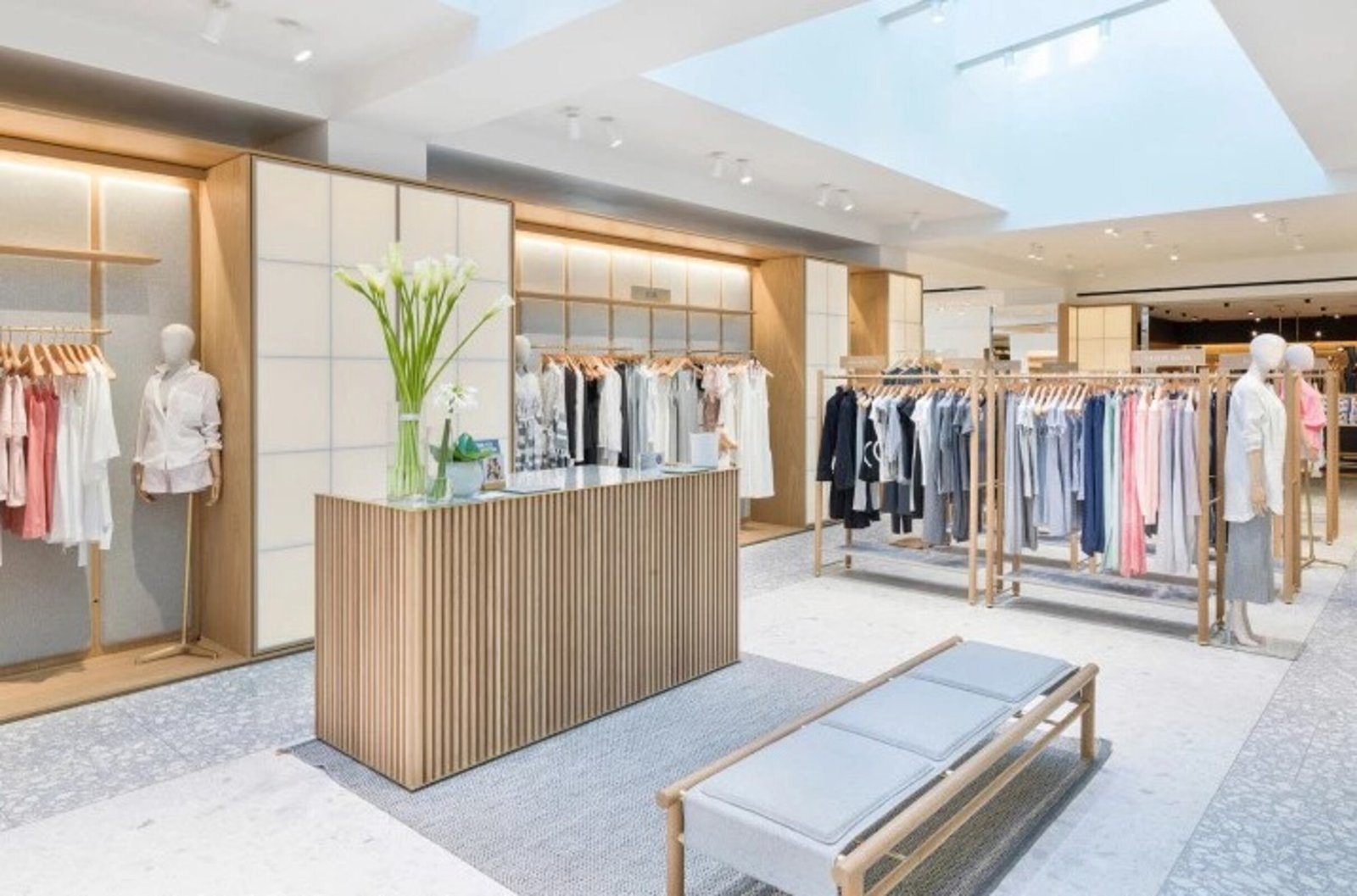 Colección de ropa moderna exhibida en una tienda de moda